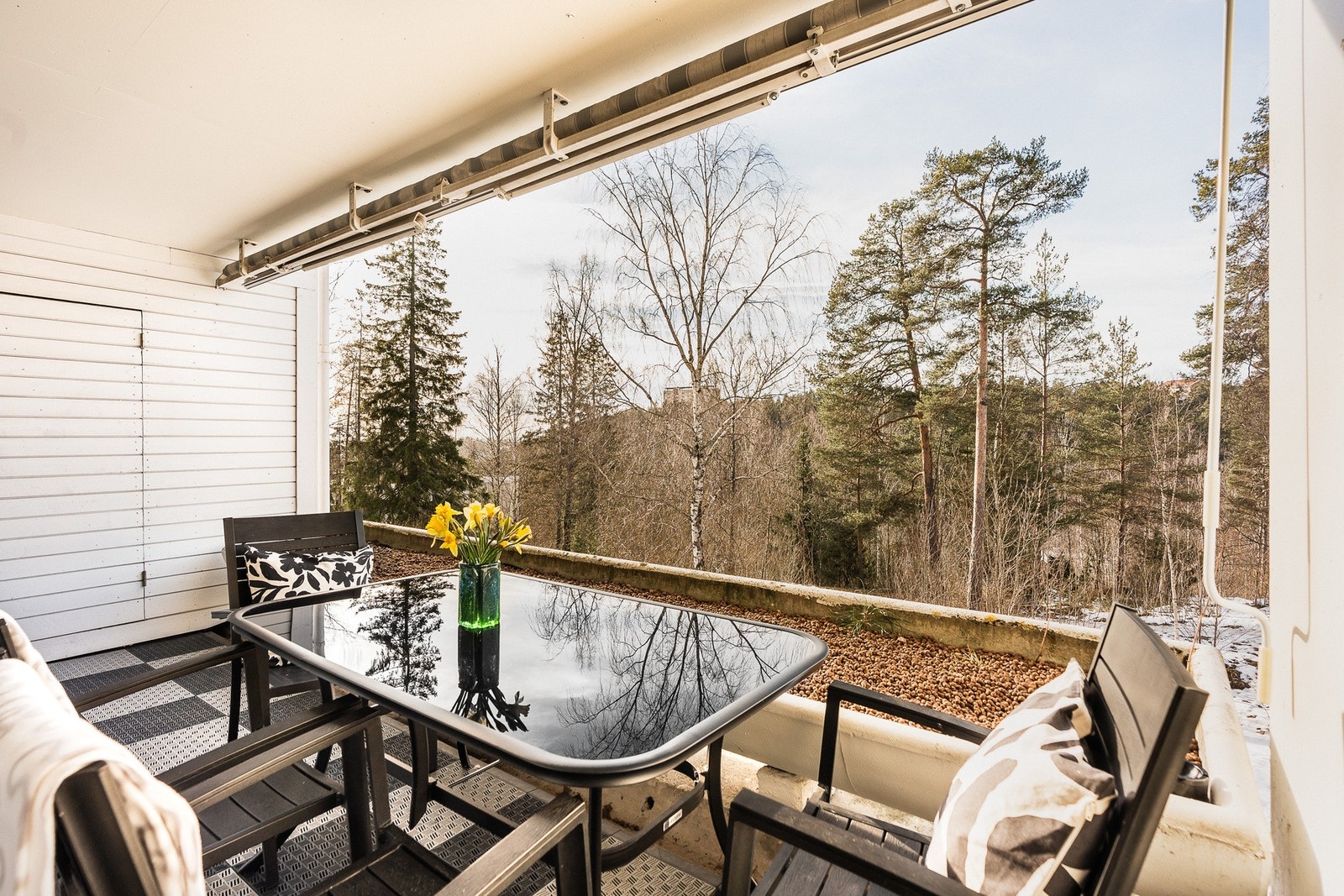 Balkongen er usjenert og vender ut mot rolige grøntområder. Bod med god lagringsplass. Galleribilde