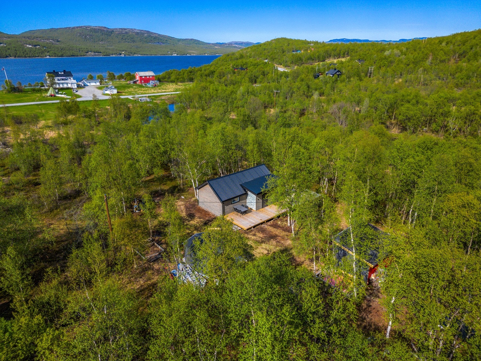 Advokatfirmaet Herstad AS presenterer Jarfjordveien 752 - en totalrenovert fritidsbolig et lite steinkast fra Karpelva! Galleribilde