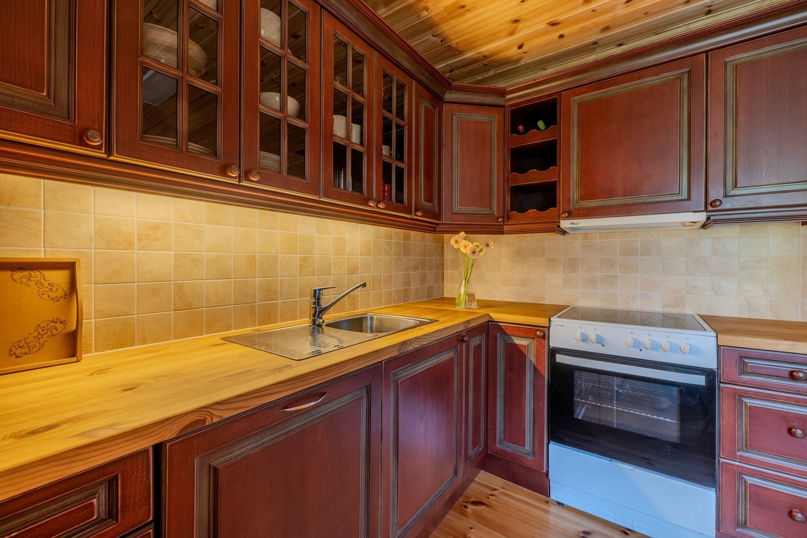 Flott kjøkken med heltre benkeplate Galleribilde