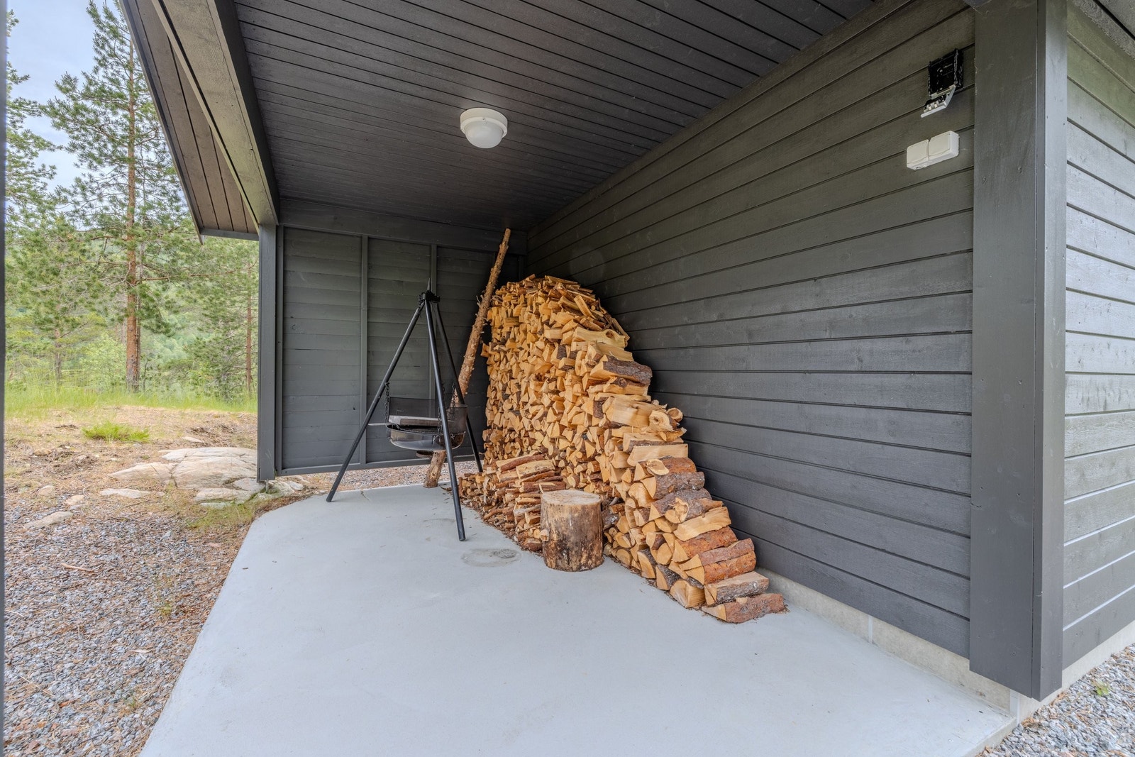 Ekstra overbygg på uthus for oppbevaring Galleribilde