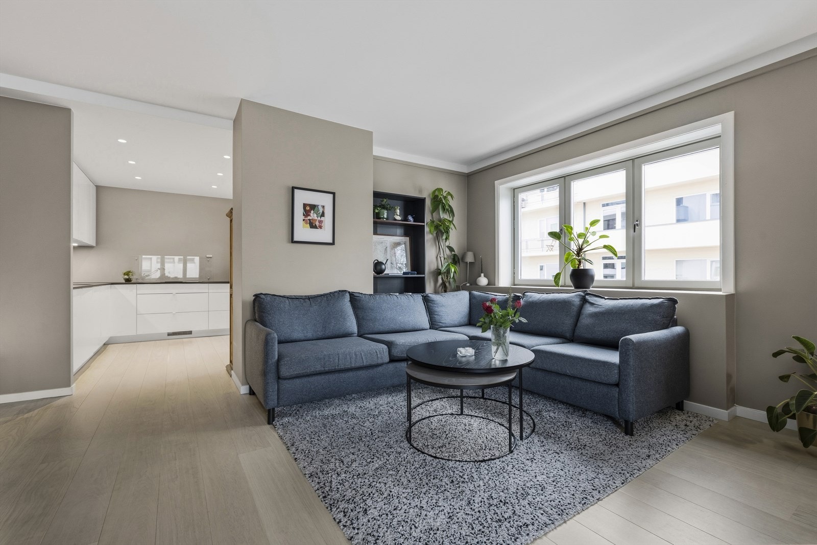 Svært delikat leilighet med store, luftige rom. Pipeløp bak sofa, mulighet for peis. Galleribilde