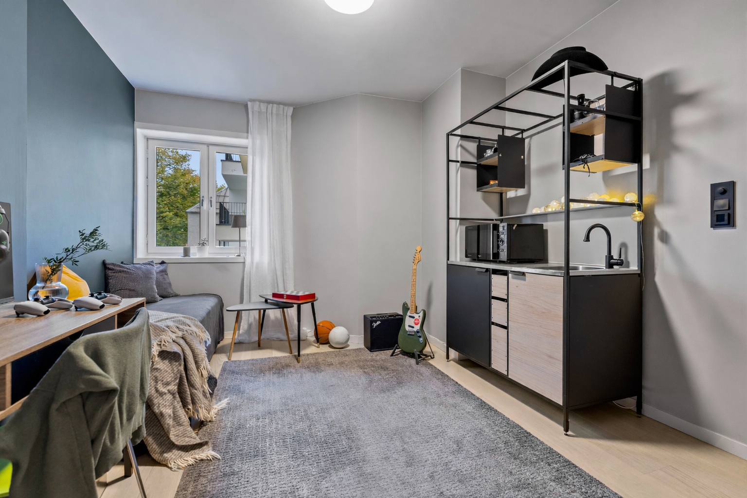 Soverom 1 kan også benyttes som hybel med potensielle leieinntekter på ca 150.000,-/år. Det er opplegg til kjøkken i vegg mellom bad og soverom, dette er p.t ikke tilkoblet. Vender ut mot stille bakgård. Galleribilde