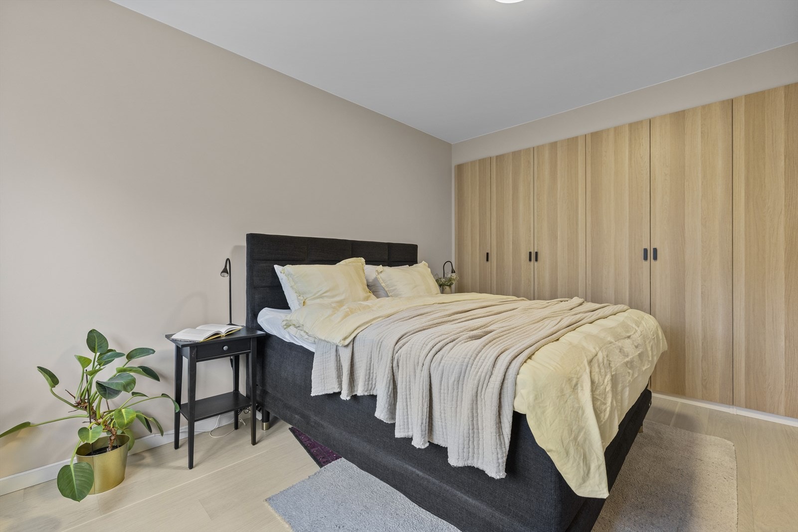 Hovedsoverommet er stort og har godt med skapplass. Galleribilde