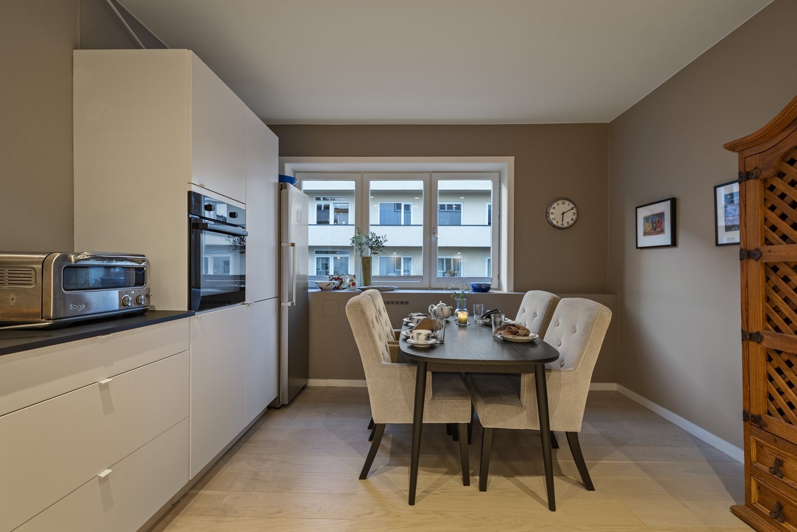 Hyggelig spiseplass på kjøkkenet. Det er også plass til spisebord i stuen om det er ønskelig. Galleribilde