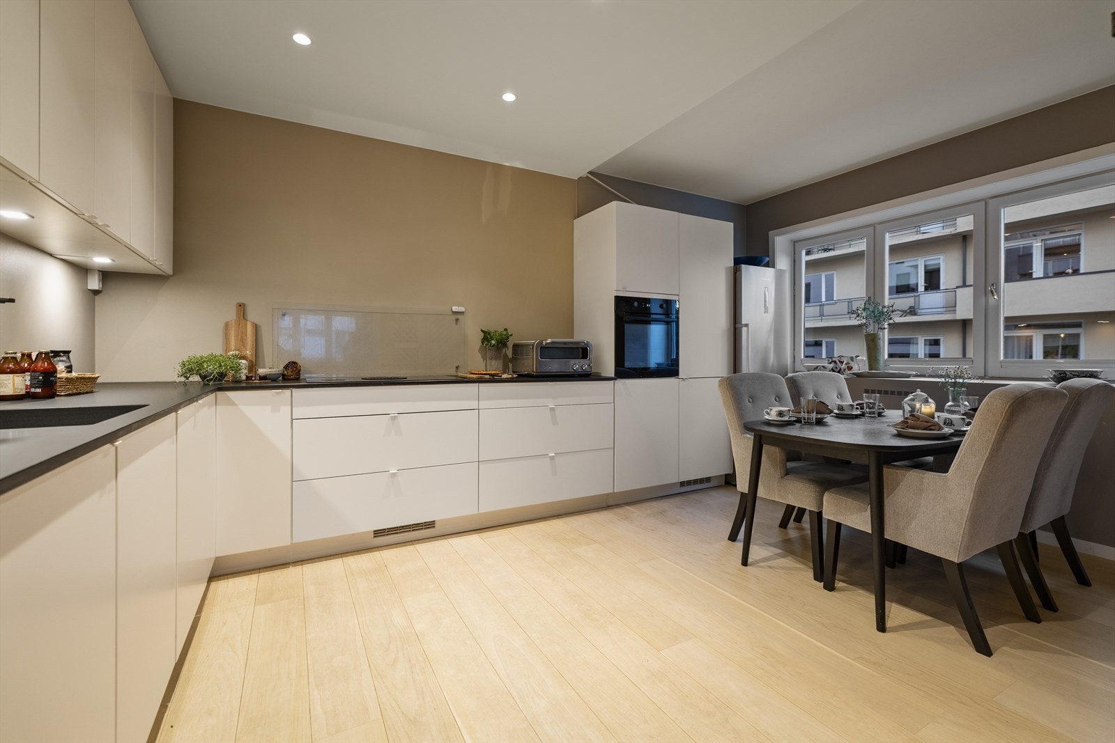 Det har tidligere vært et soverom/kontor der spisesplassen er i dag. Galleribilde