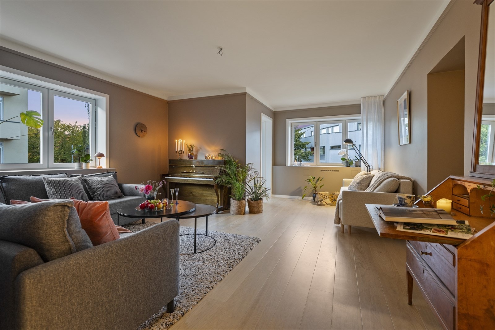 Svært hyggelig stemning i leiligheten på kveldstid. Galleribilde