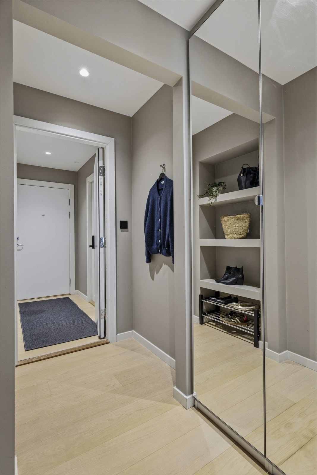 Inngangspartiet er luftig og har god plass til oppheng av klær i tillegg til innebygget garderobeskap. Galleribilde