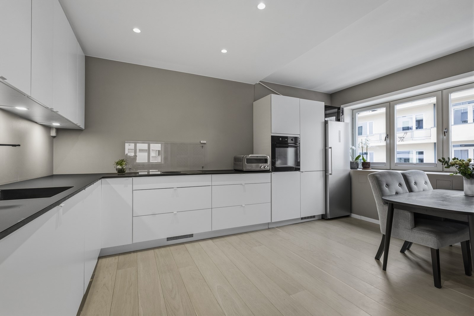 Det er integrert kjøl/frys, frittstående grått kjøleskap følger ikke med. Galleribilde