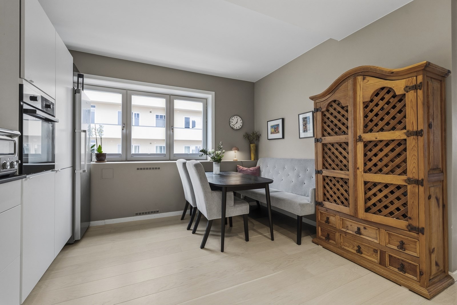 Kjøkkenet er delvis skjermet fra stuen. Tilsvarende leiligheter i andre etasjer har installert peis mellom stue og kjøkken. Galleribilde