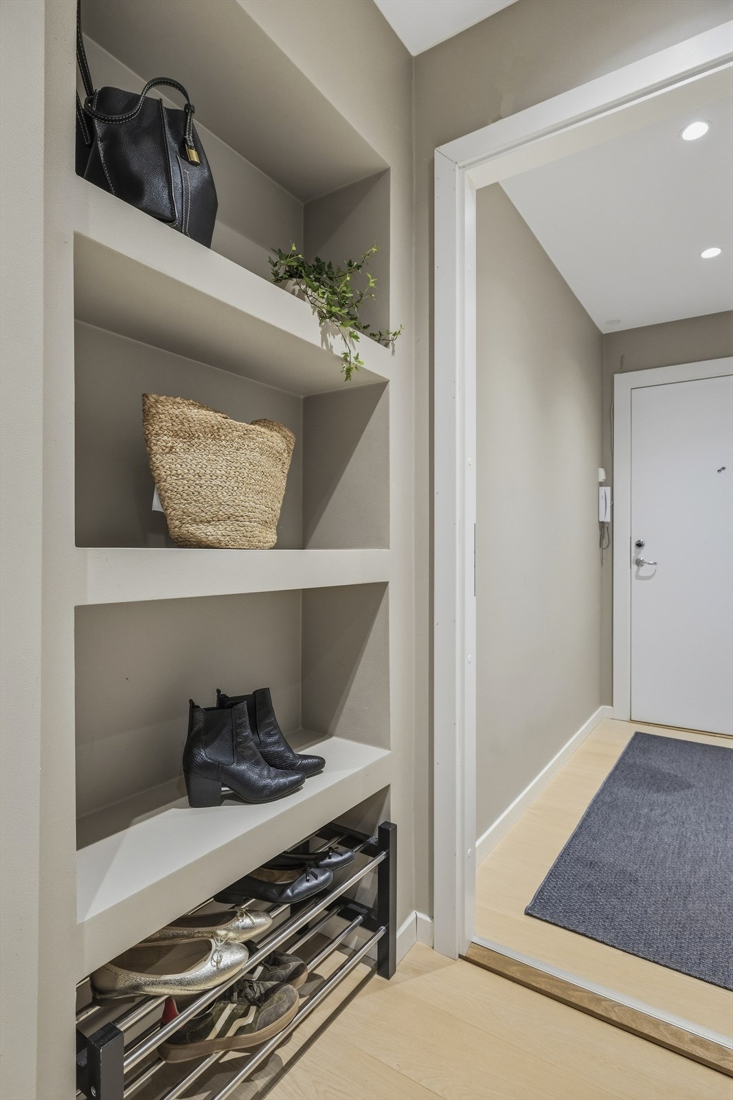 Dekorativ hylle ved inngangspartiet. Galleribilde