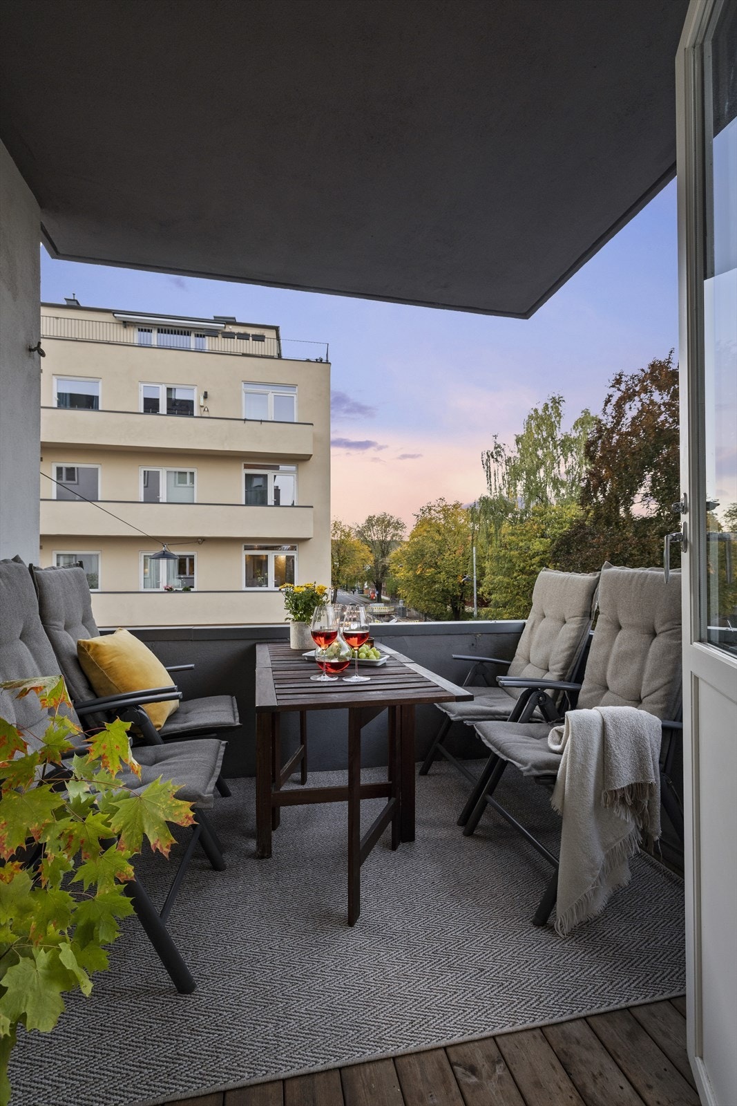 Kveld på balkongen. Galleribilde