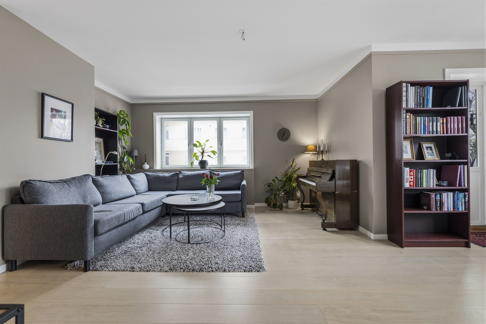 Det er oppvarming via vannbåren varme i radiatorer. Radiatorene er innkasset. Galleribilde