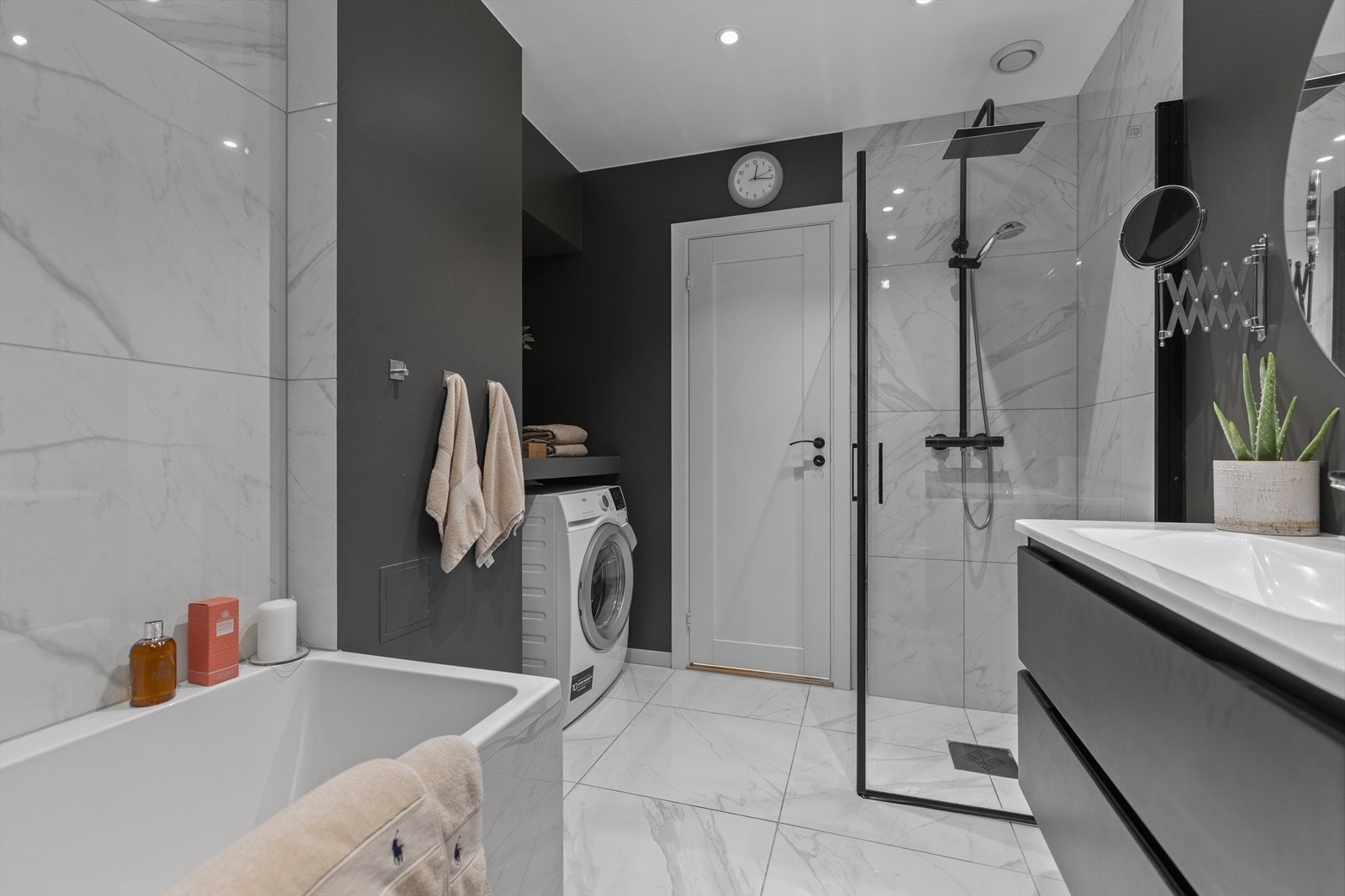 Lekkert baderom pusset opp i 2020. Innebygget badekar og separat dusj. Det er flislagt i våtsonene, ellers malte vegger. Galleribilde