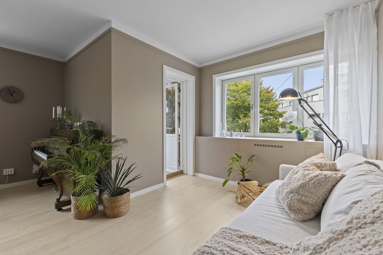 Utgang til balkong fra stuen. Innkasset radiator under vinduene. Galleribilde