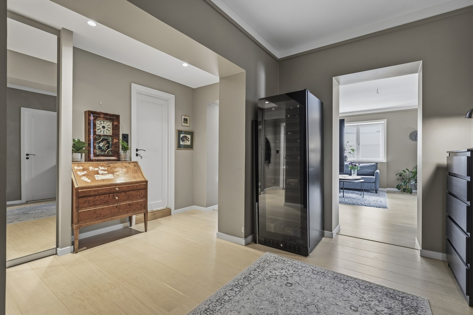 Leiligheten har store lyse rom med god takhøyde. Galleribilde