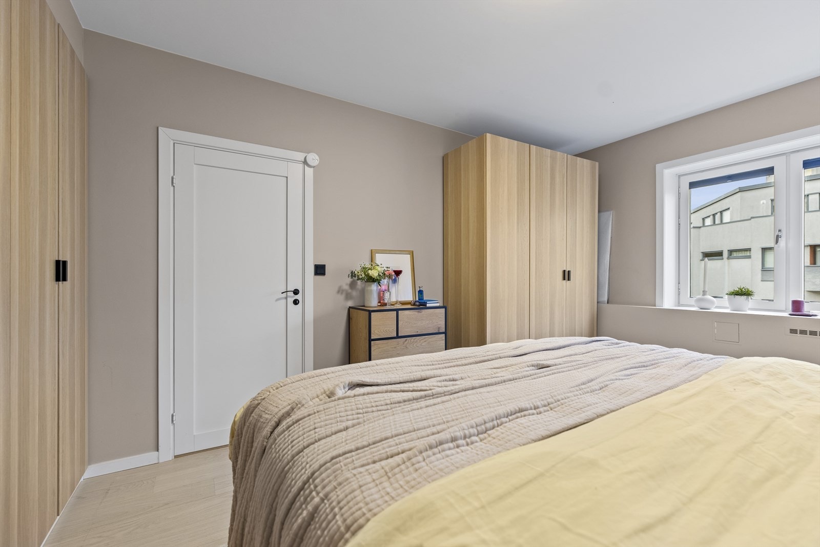 Hovedsoverom. Frittstående skap følger ikke med. Store vindusflater og innkasset radiator under vinduene. Galleribilde