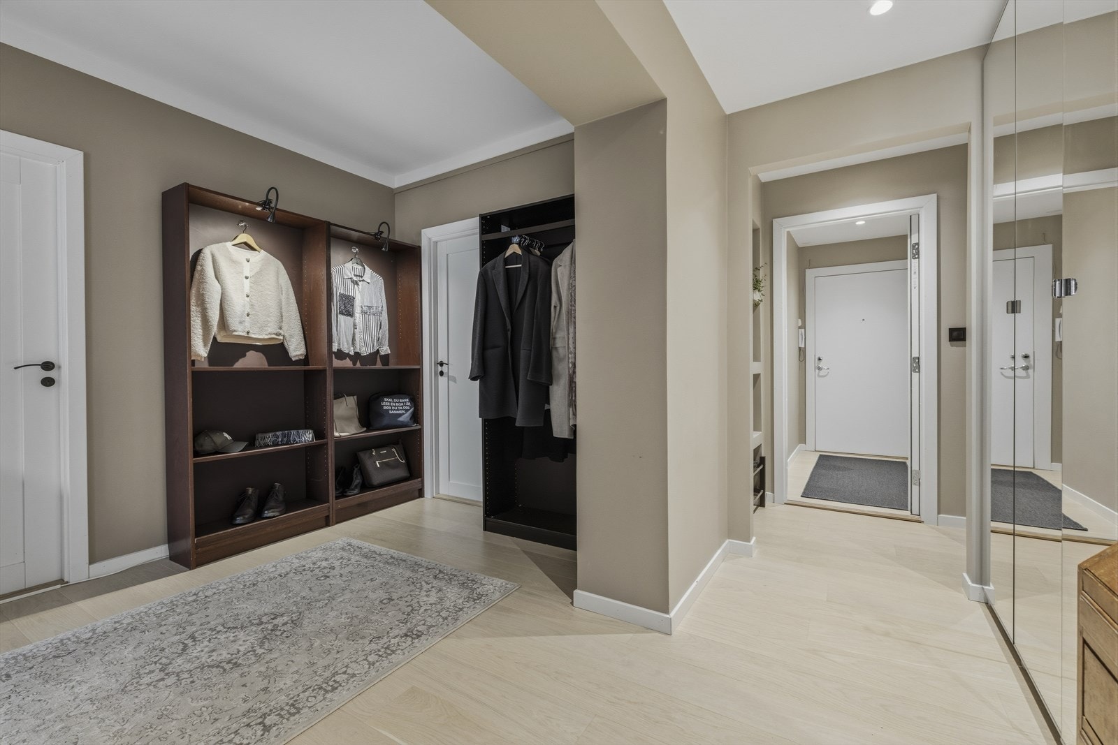 Romslig garderoberom med adkomst til to av soverommene. Galleribilde