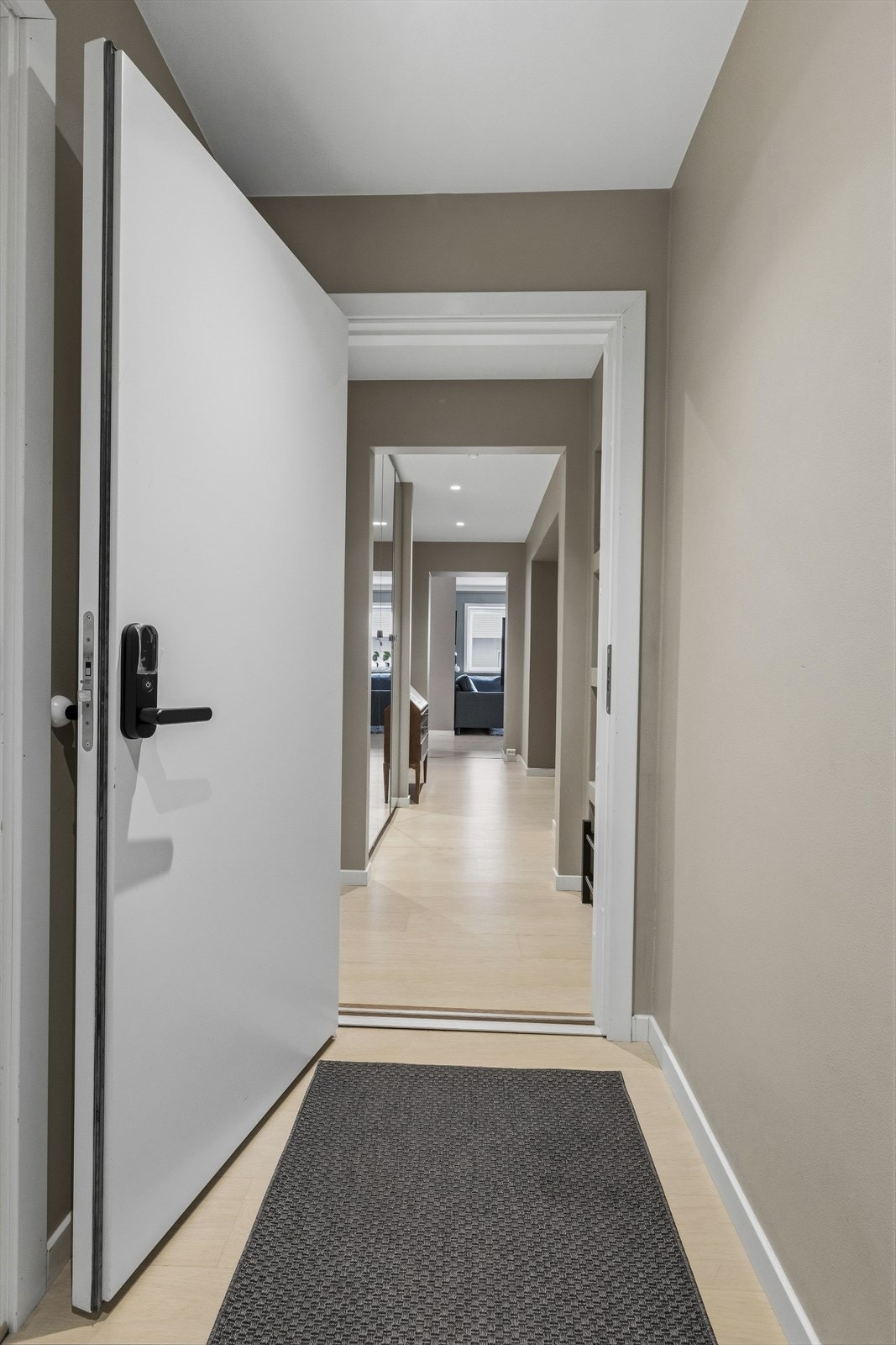 Entré/gang 1. Det er satt inn ytterdør med kodelås for eventuelt å avskille fra hybeldel. Galleribilde