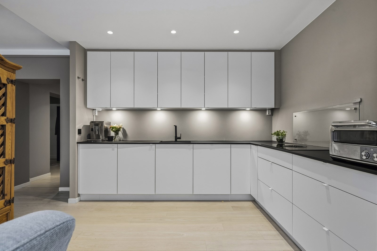 Meget romslig kjøkken fra Kvik med spiseplass. Innredning med hvite glatte fronter fra 2020. Galleribilde