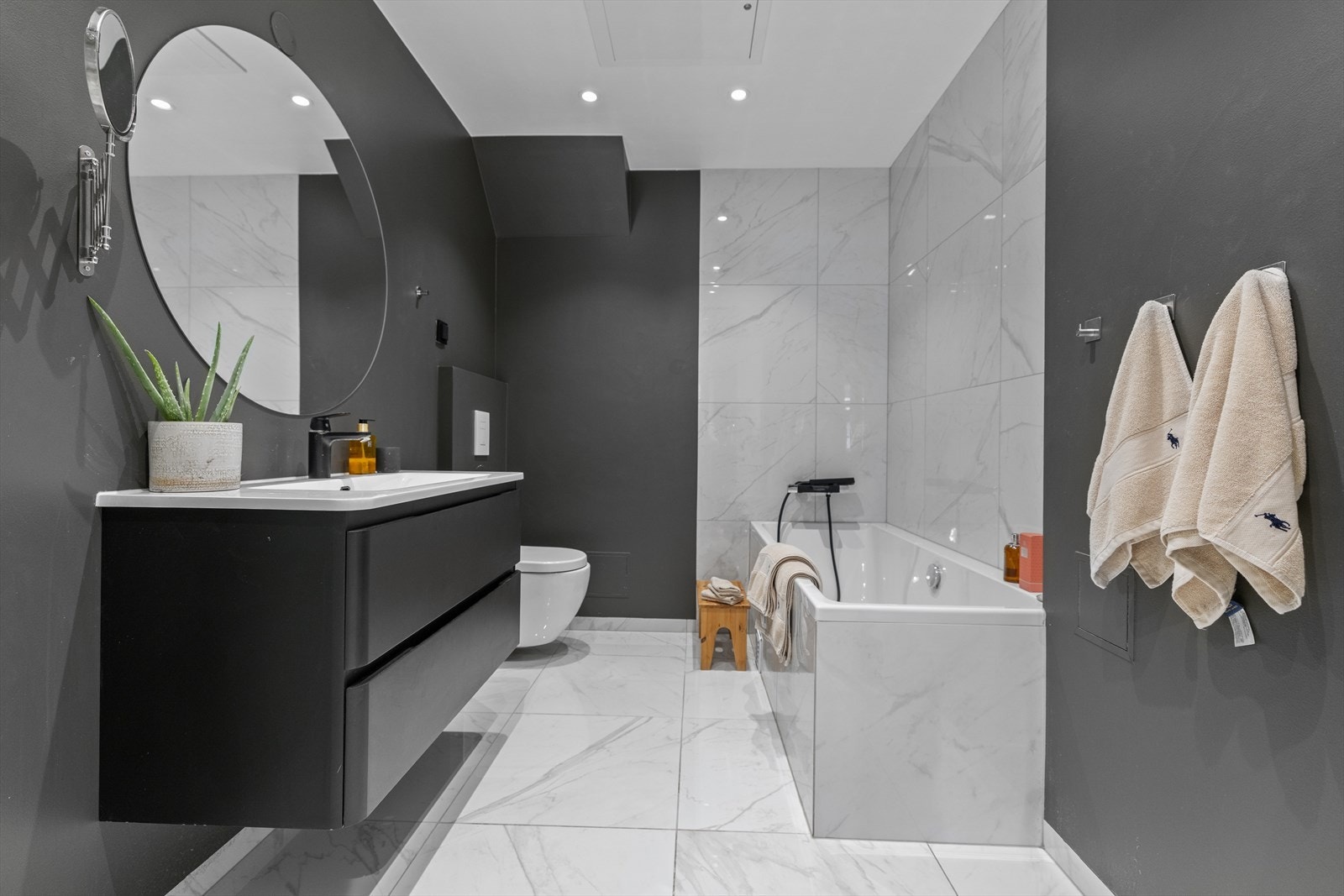 Store keramiske fliser i størrelsen 60x60 cm er med på å gi badet et eksklusivt preg. Galleribilde