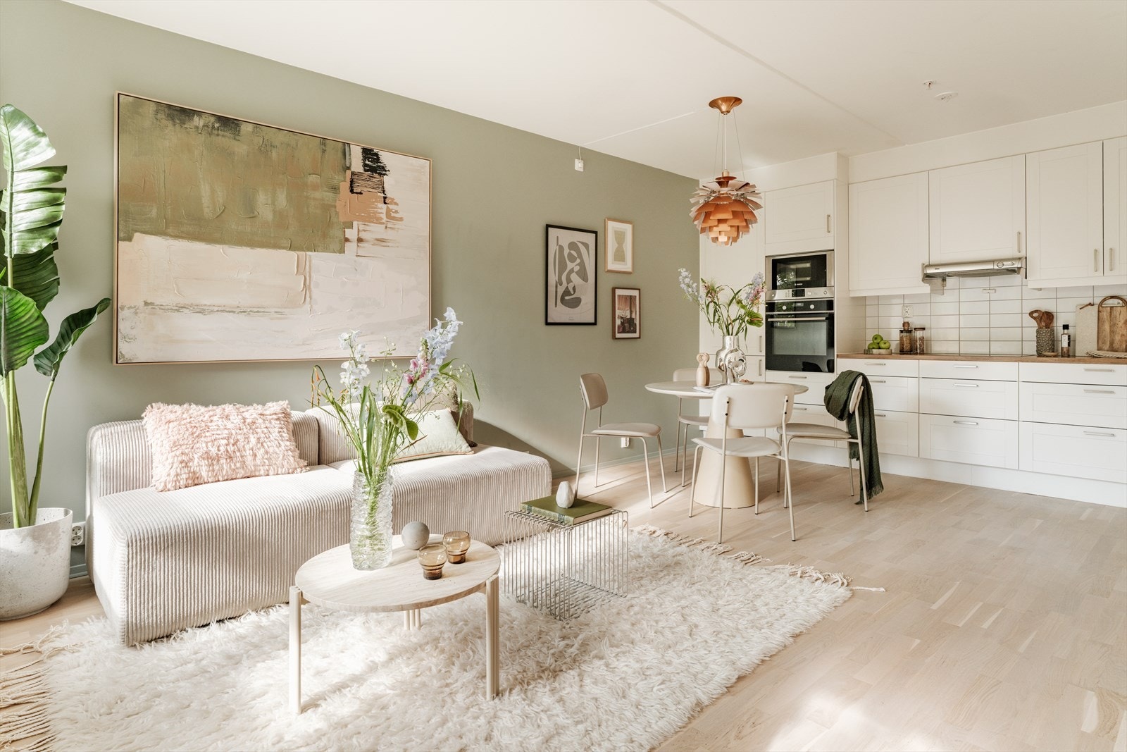 Et innbydende allrom med kjøkken i åpen løsning. Galleribilde