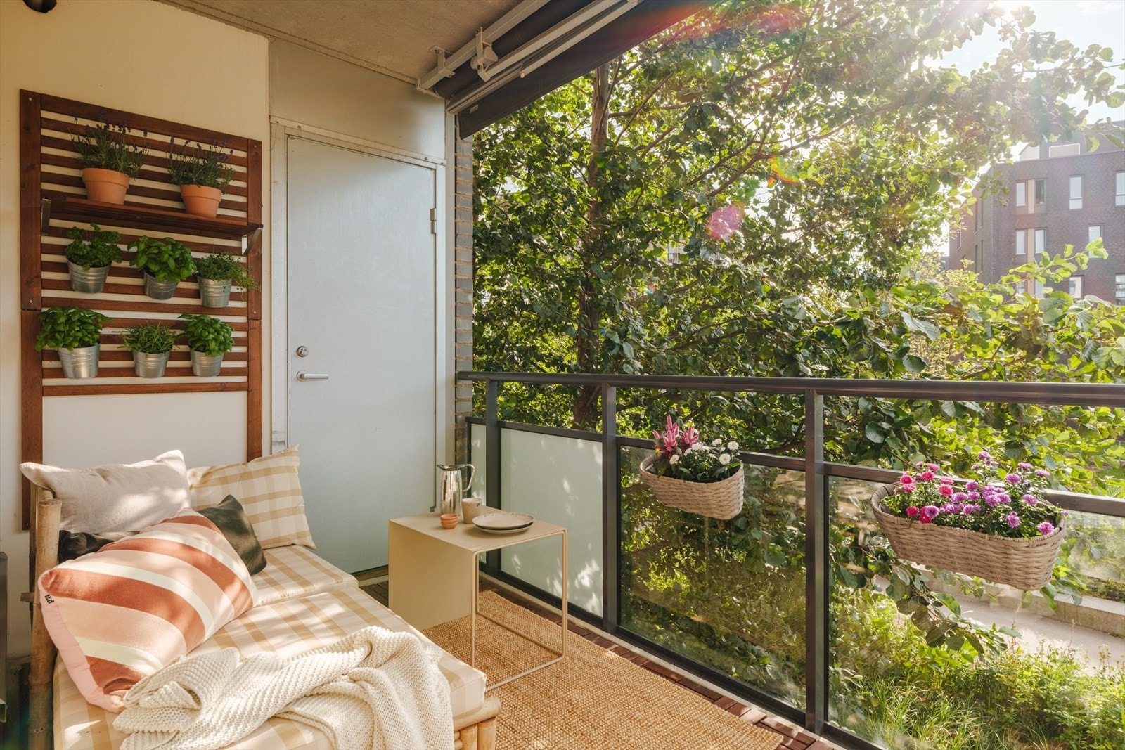 En elektrisk markise gir mulighet for skjerming ved behov. Galleribilde