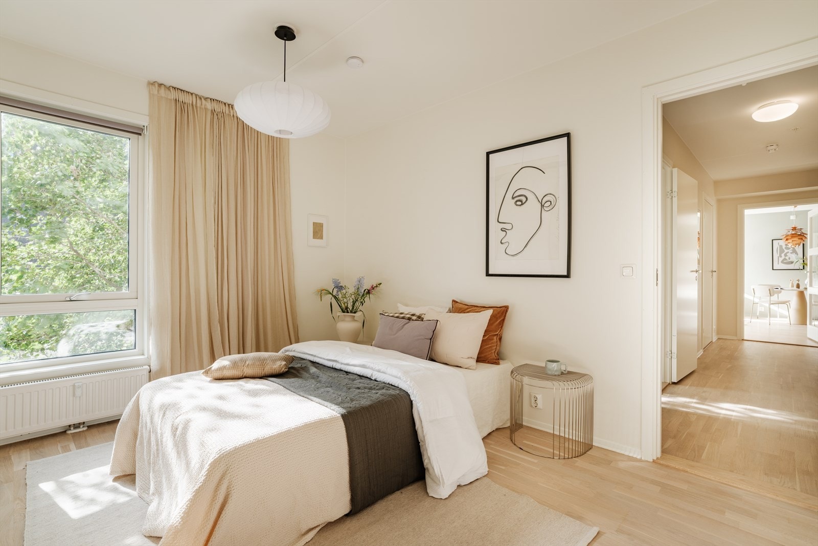 La oss ta en kikk på hovedsoverommet! Lyst og innbydende med mye naturlig lys. Galleribilde