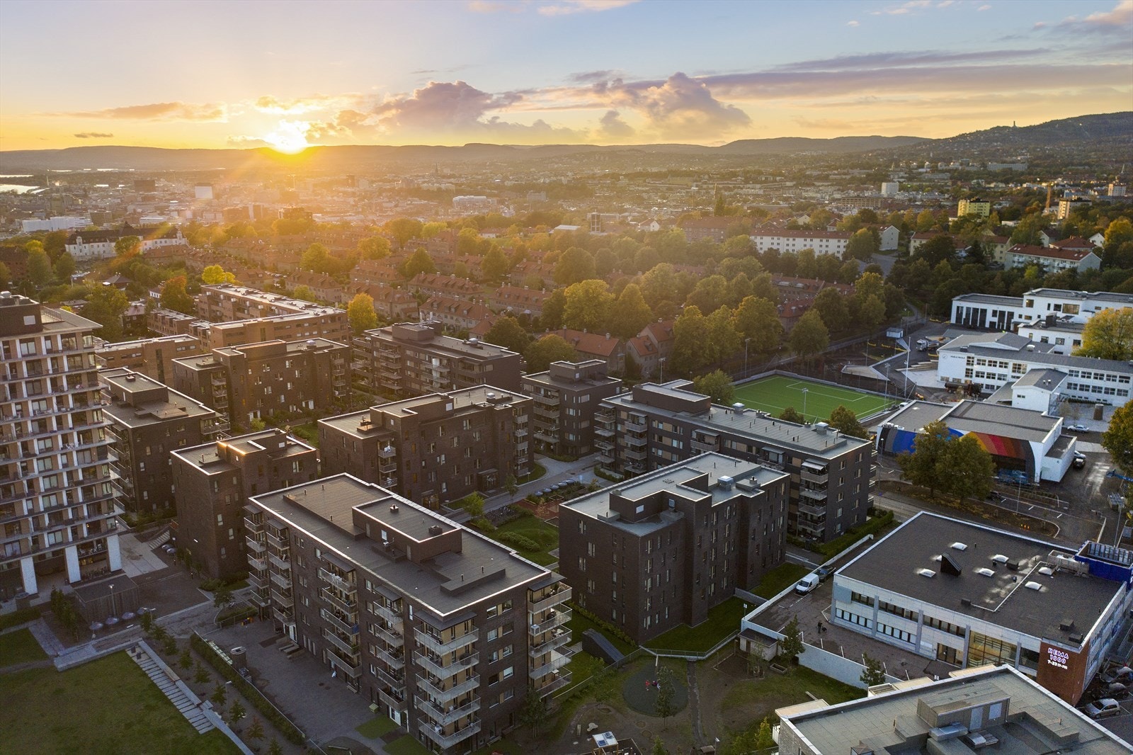 Det er kort vei til sentrale områder som Oslo sentrum, Grünerløkka, Tøyen og Carl Berner - med alt av storbyens fasiliteter. Galleribilde