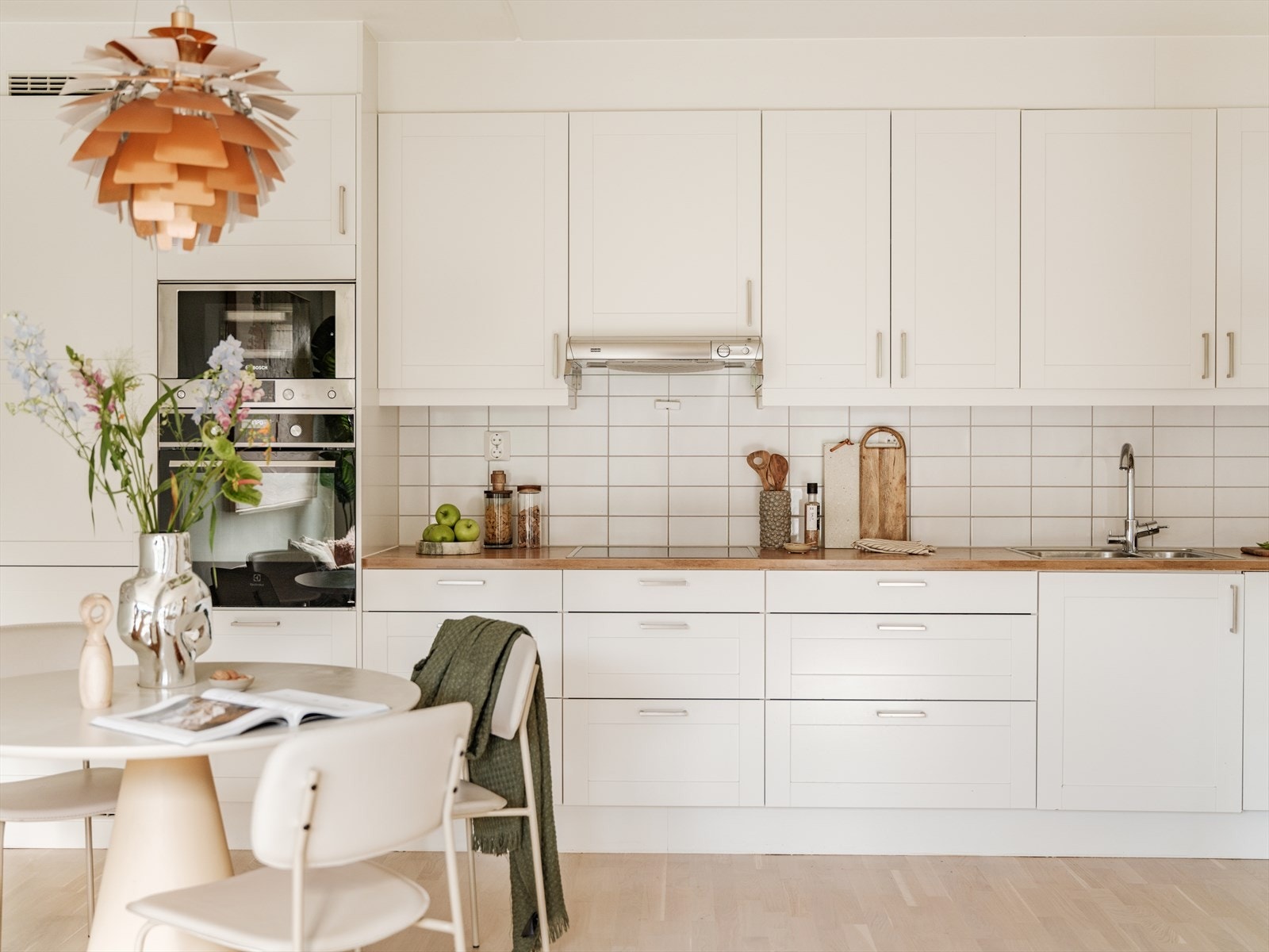 Lys, klassisk kjøkken med god kombinasjon av skap- og benkeplass. Galleribilde