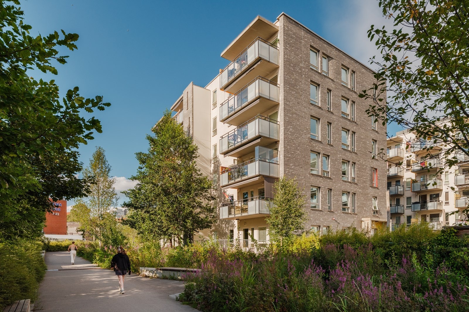 Sameiet har pene og velholdte fellesområder med beplantning, gangbroer og vannspeil. Galleribilde