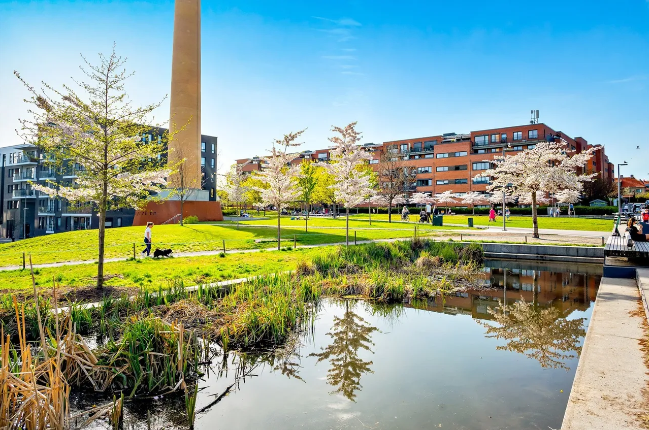Tur- og sykkelvei mot sentrum fra Groruddalen, Grefsenkollen og Østmarka passerer like ved boligen. Galleribilde