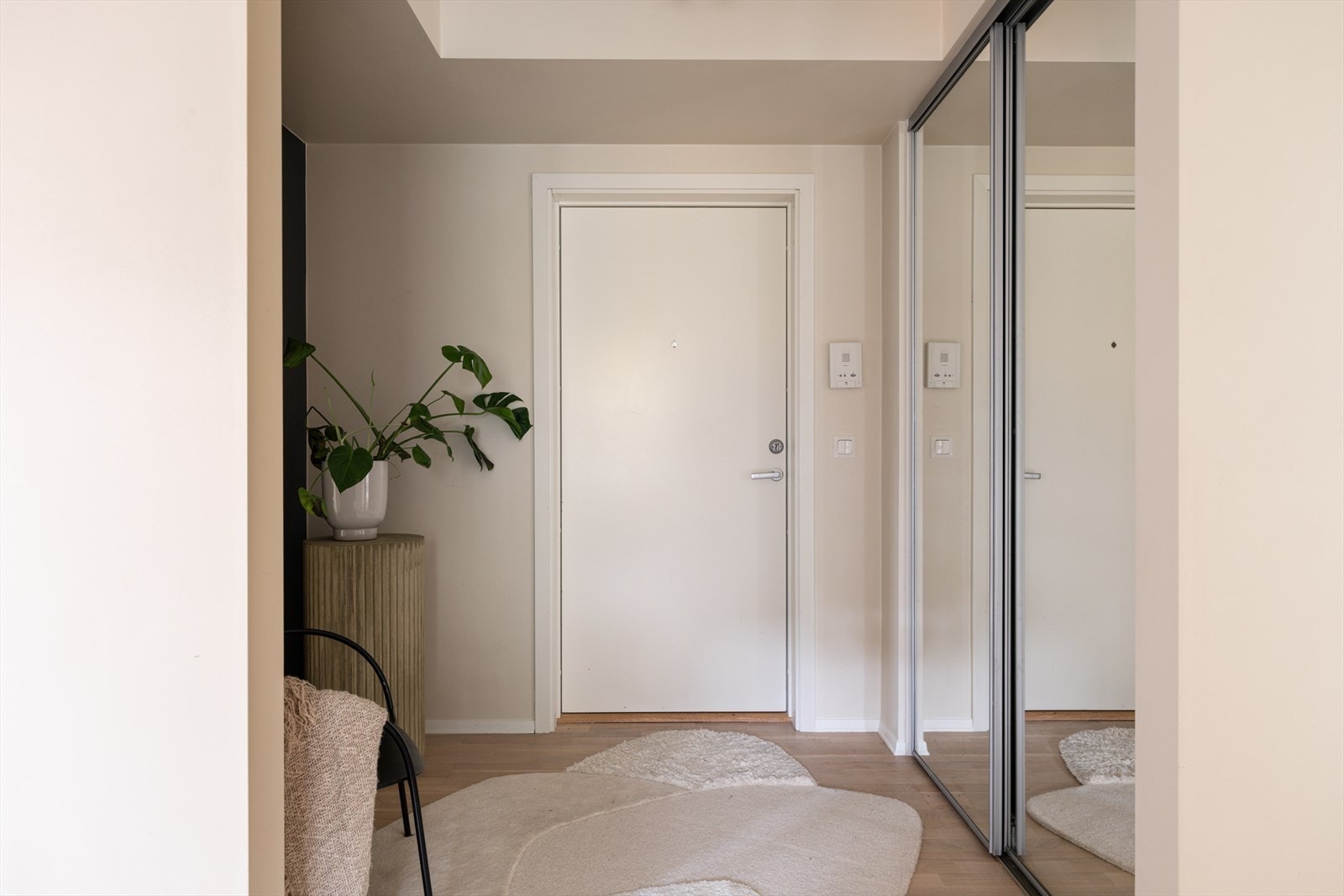 Velkommen hjem! Entréen er romslig og har rikelig med oppbevaringsplass. Galleribilde