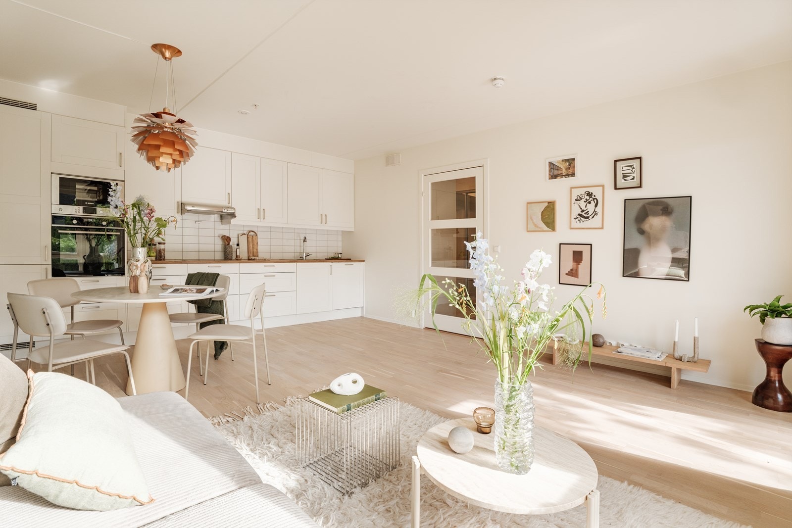 Den åpne løsningen skaper en sosial og inkluderende atmosfære i hjemmet. Galleribilde