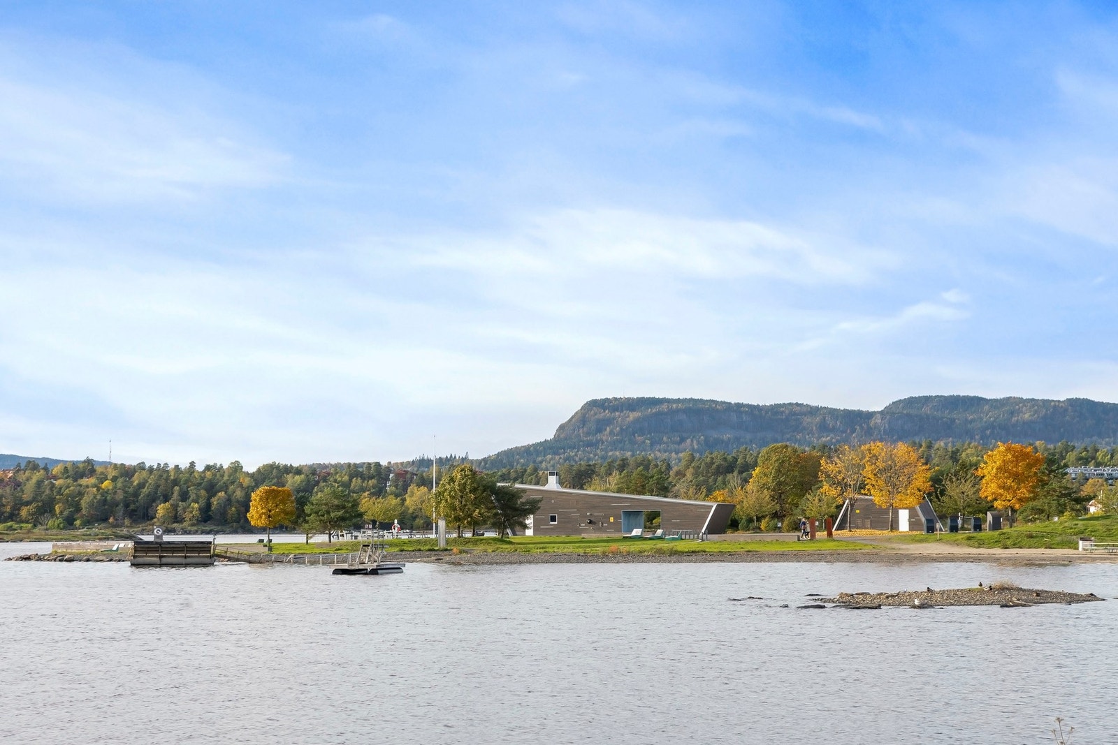Boligen ligger på attraktive og populære Fornebu - et område som kombinerer nærhet til Oslo sentrum med en rolig og grønn kystnær atmosfære. Galleribilde