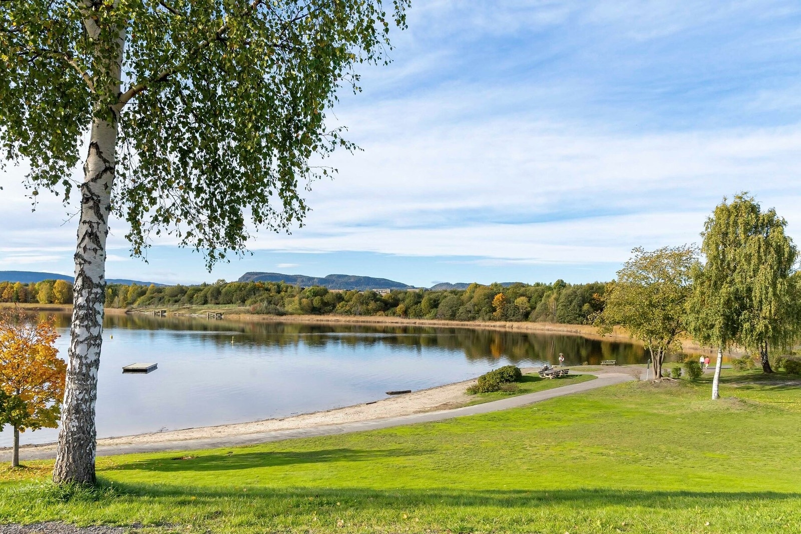 Området byr på flotte grøntområder, badeplasser og turstier langs fjorden, med gode muligheter for løping, sykling, rulleski og øvrige friluftsaktiviteter. Galleribilde
