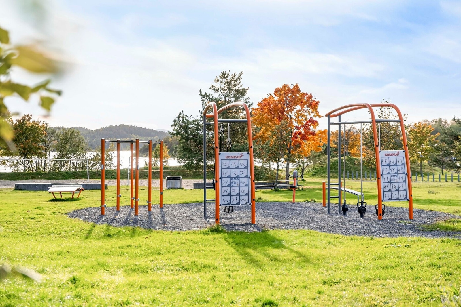 Det finnes også et bredt spekter av idretts- og aktivitetstilbud, blant annet kunstgressbaner, padel, treningssentre og organiserte fritidsaktiviteter for barn og unge. Galleribilde