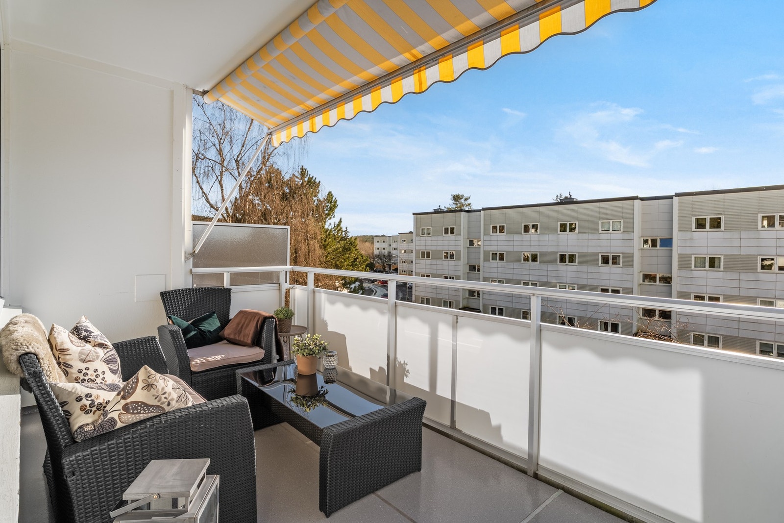 På balkongen er det plass til en hyggelig sittegruppe. Det er tillatt med elektrisk grill og gassgrill. Galleribilde