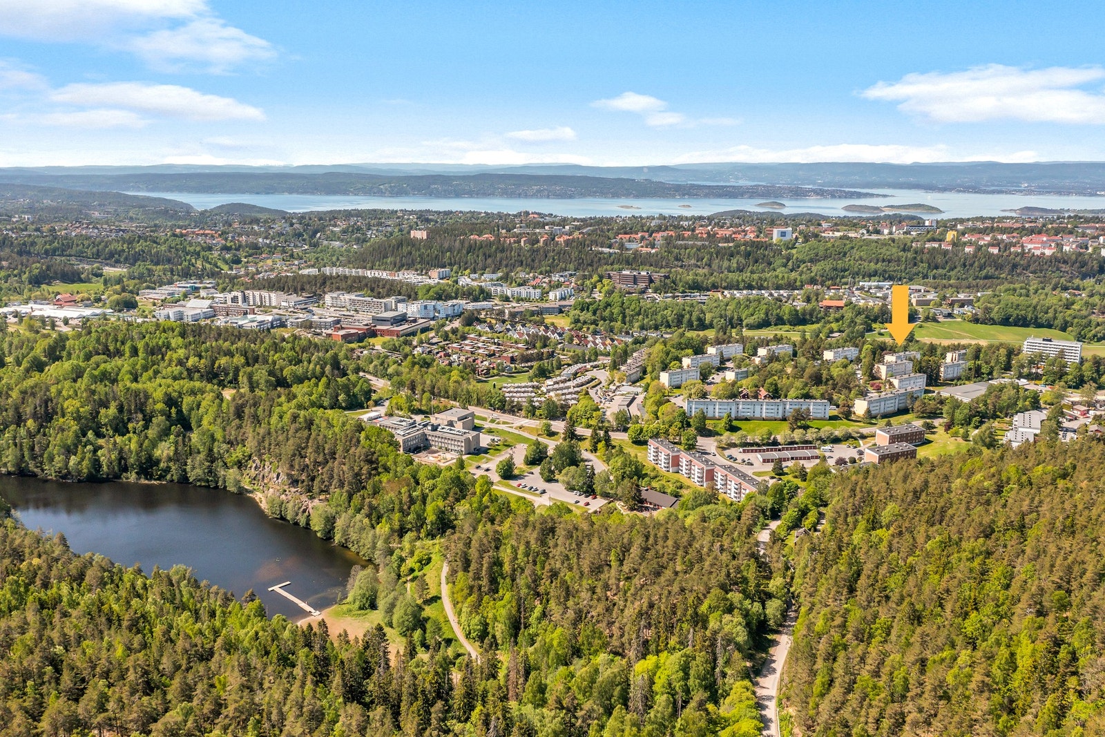 Attraktivt og familievennlig område, med gangavstand til skoler, barnehager, offentlig kommunikasjon, flotte rekreasjonsområder og gode servicetilbud. Galleribilde