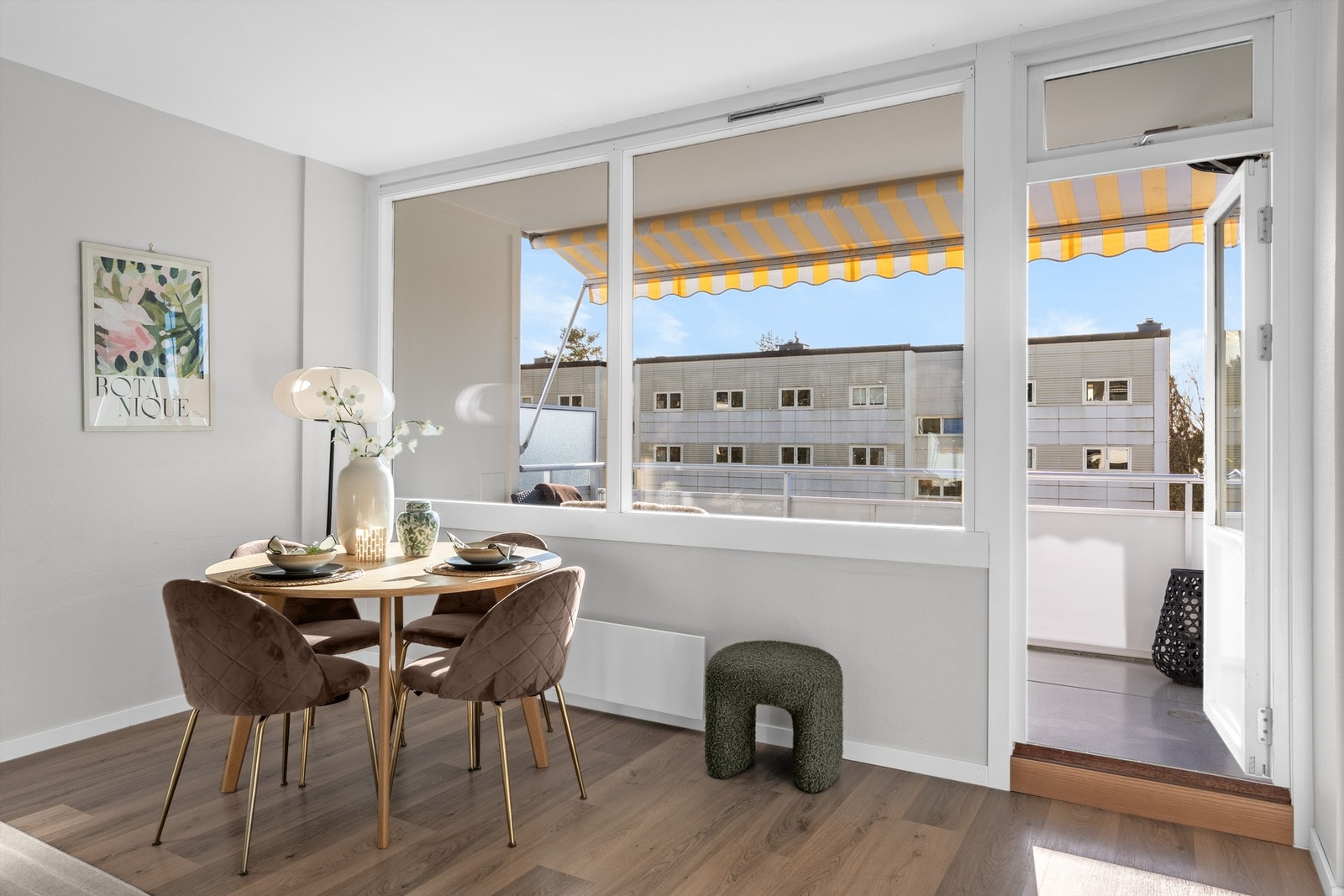 I motsatt ende av stuen har du fin plass til spisebord. Galleribilde