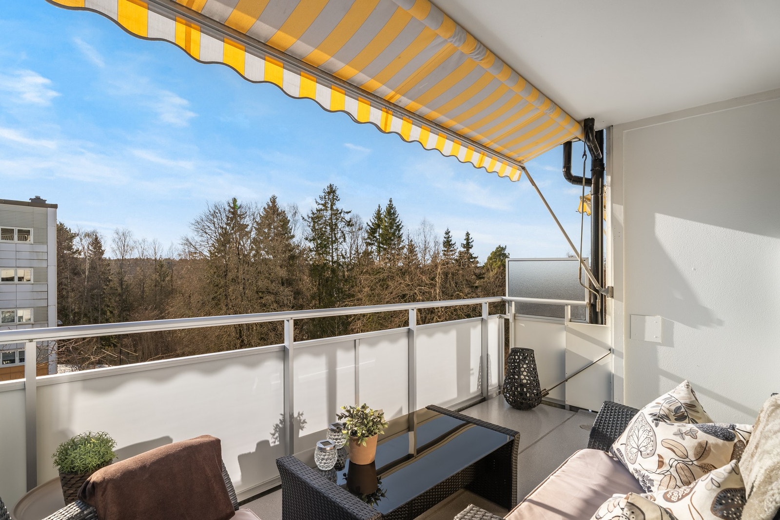 Fra stuen har du utgang til en sydvestvendt balkong på ca 8 kvm med gode solforhold. Galleribilde