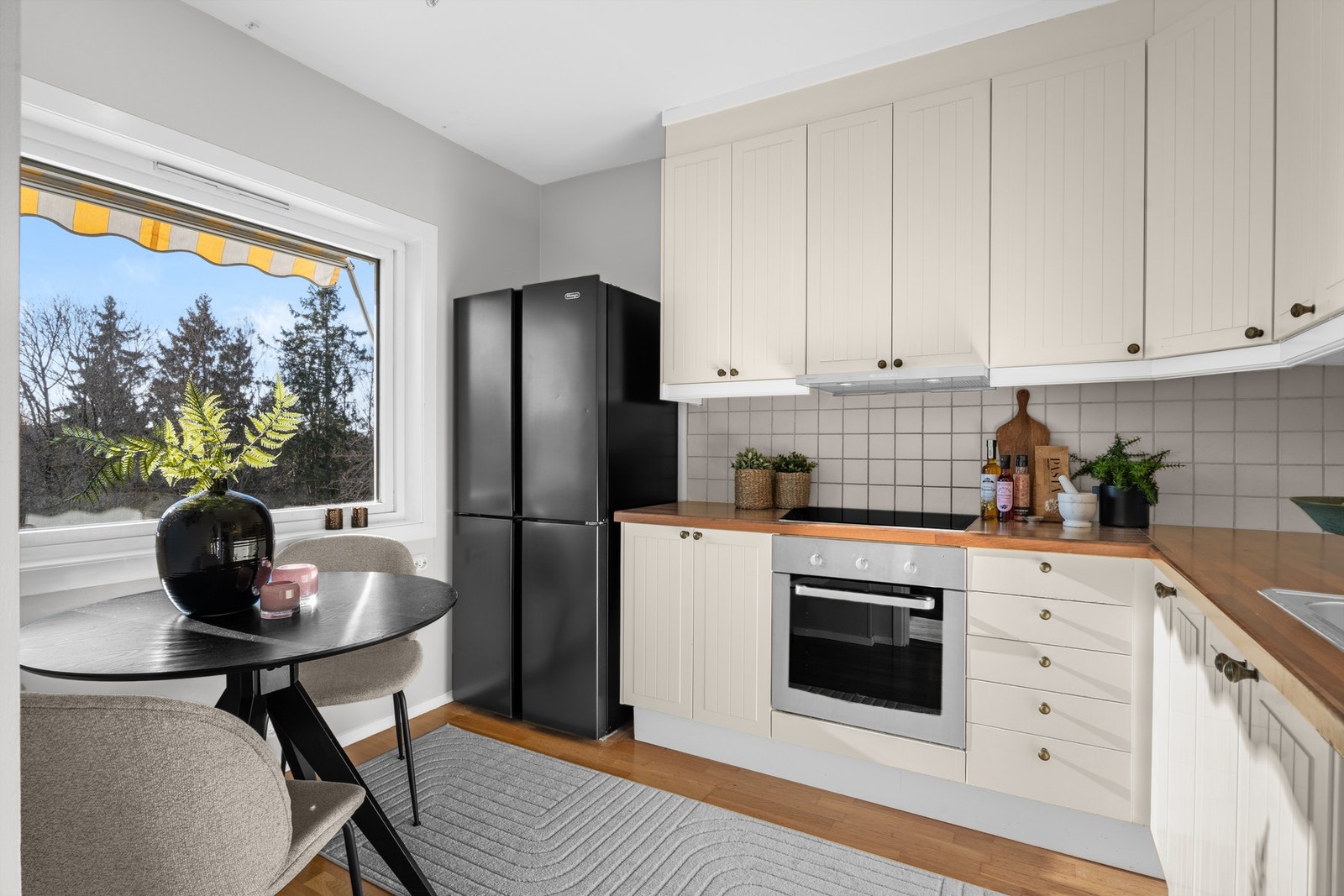 Ved kjøkkenvinduet er det god plass til frokostbord. Galleribilde