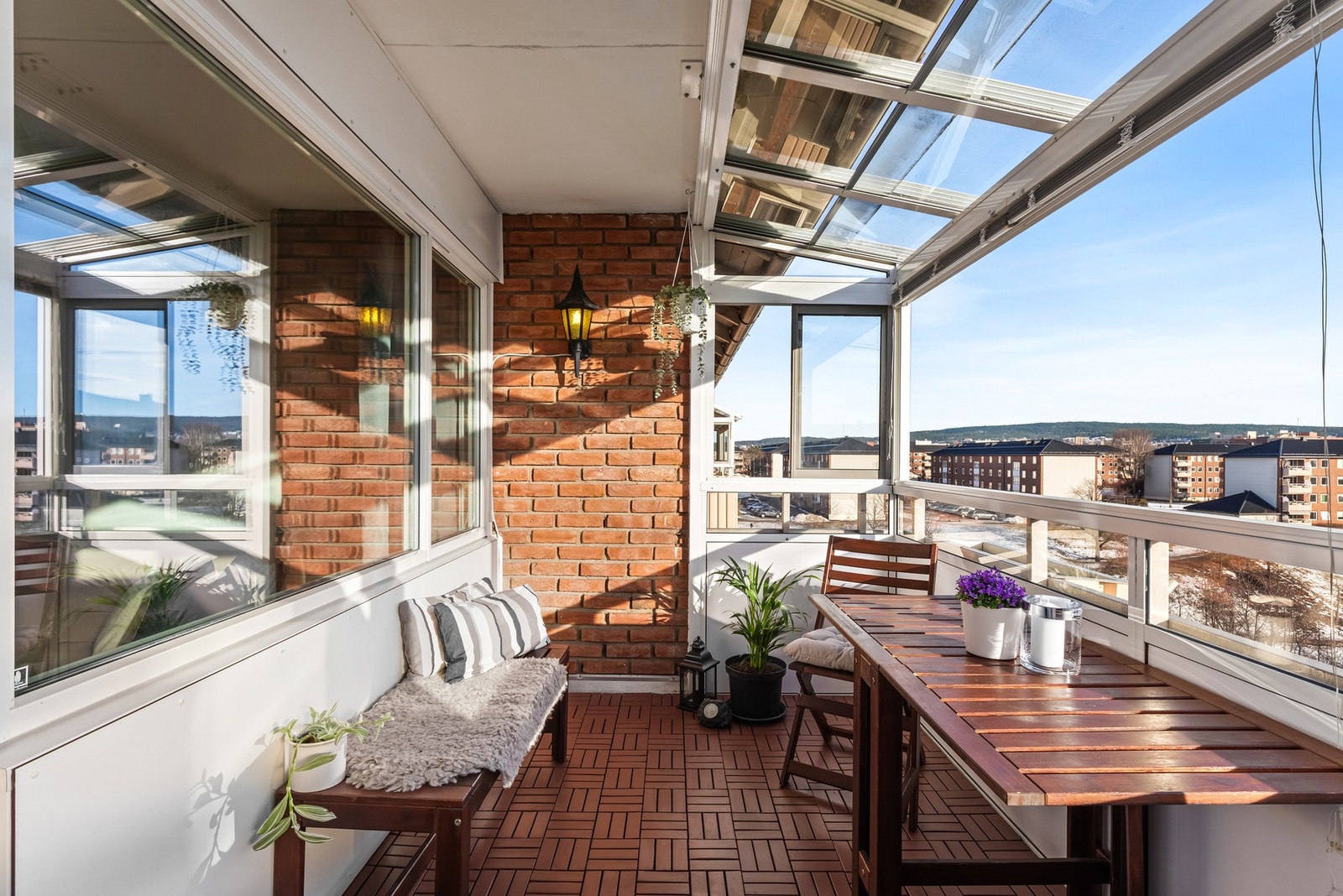 Glassfeltene kan åpnes eller holdes lukket for å skape et lunt uterom året rundt Galleribilde