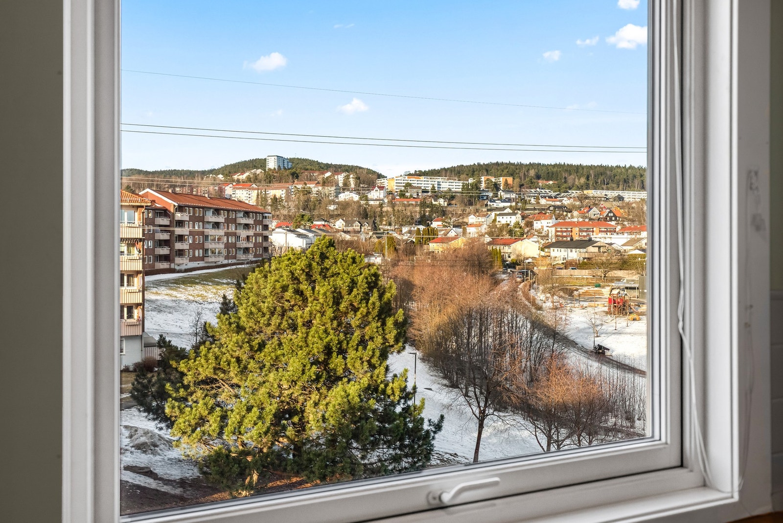 Store vindusflater gir soverommene rikelig med naturlig dagslys Galleribilde