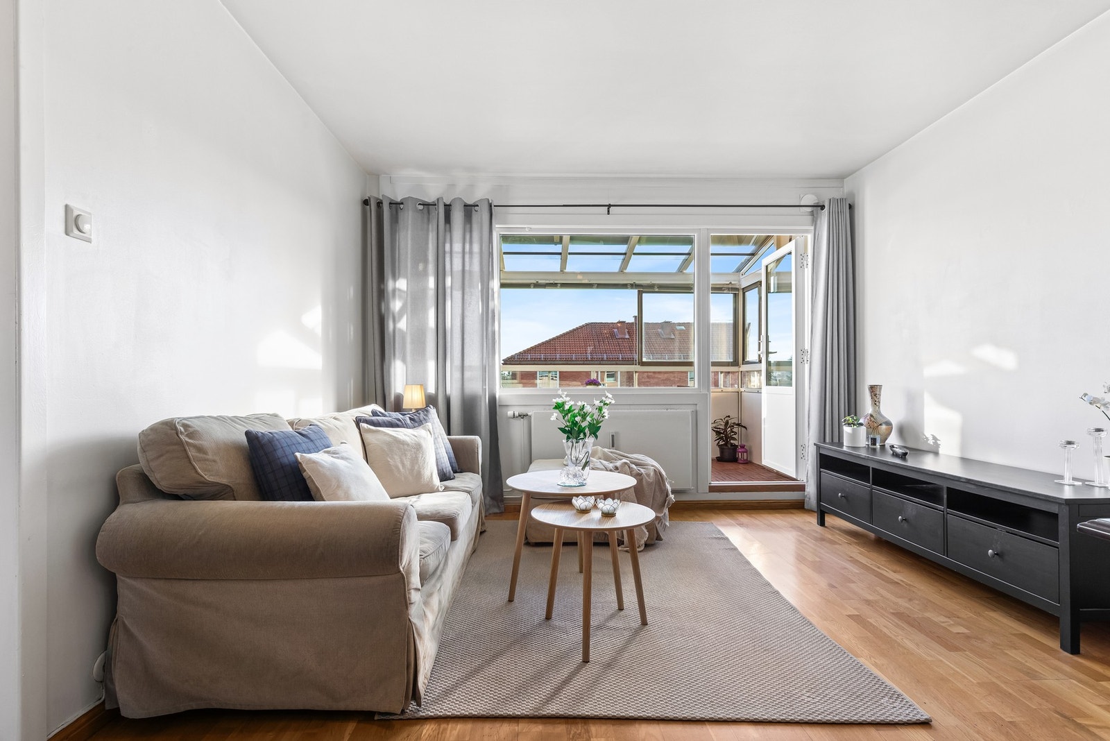 Overflater bestående av 3-stavs parkett og glatte, malte vegger i nøytrale toner Galleribilde