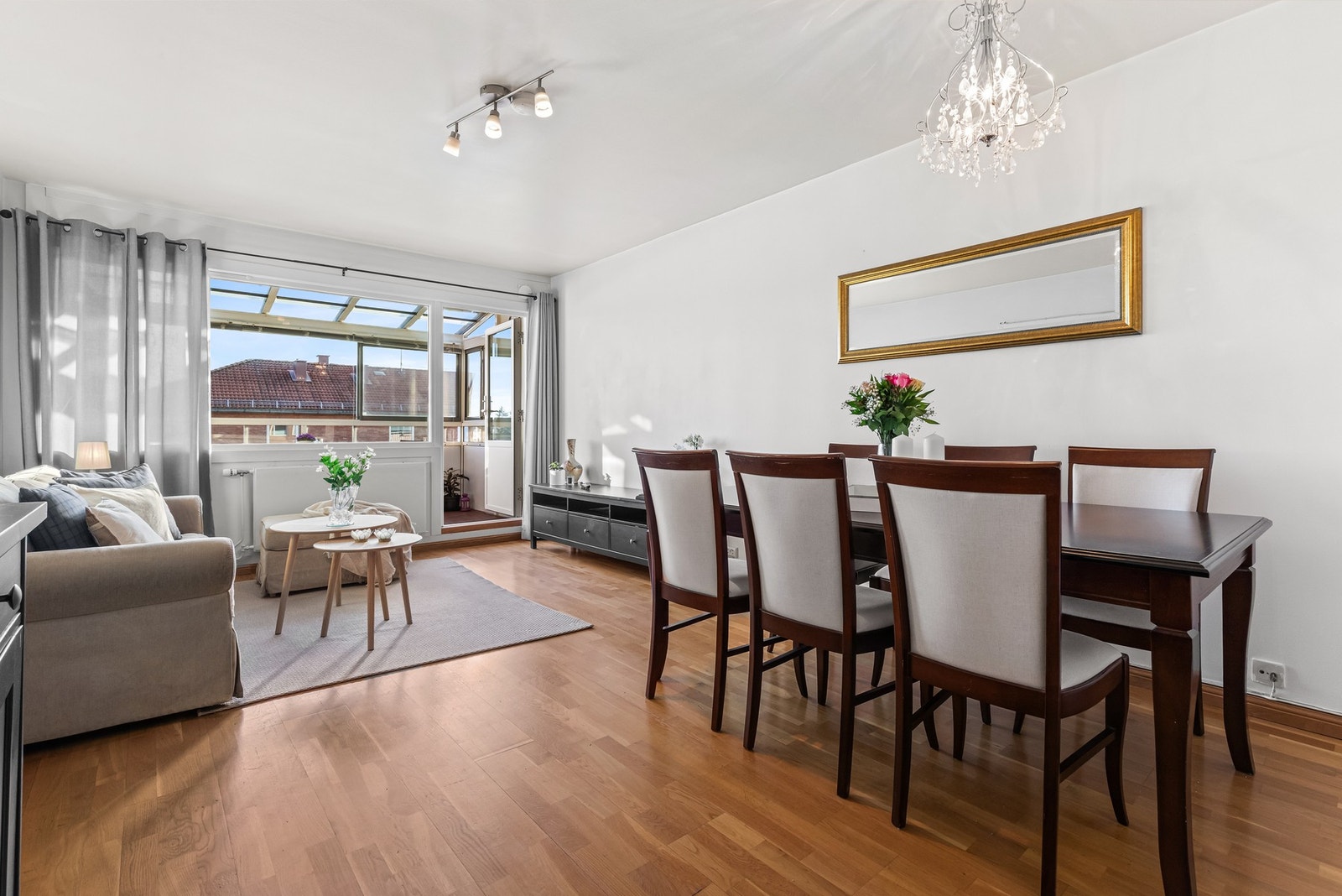 Lys og luftig stue med store vinduer fra 2015 og balkongdør fra 2025 Galleribilde