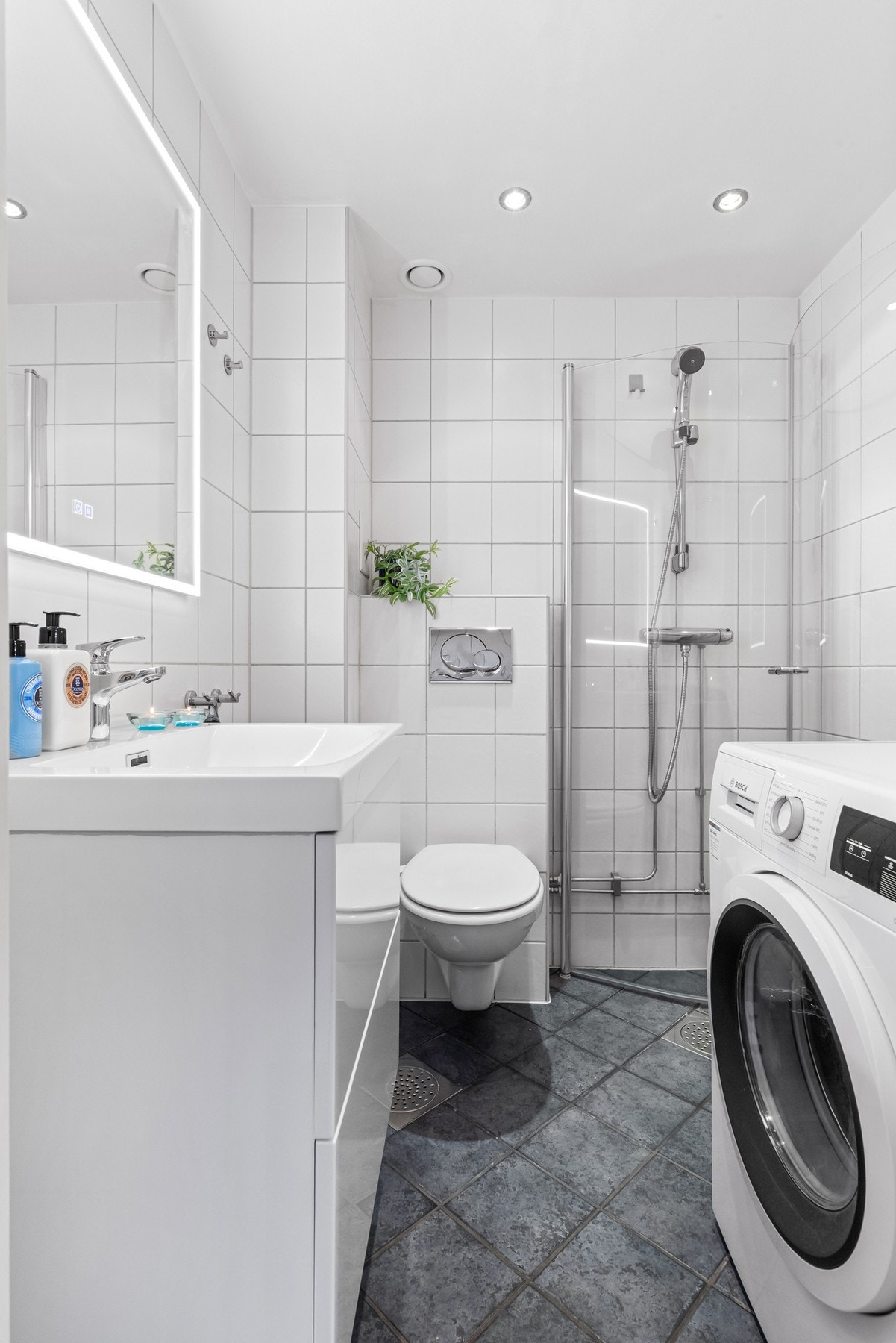 Pent, flislagt bad modernisert i regi av borettslaget i 2009 utført av S-bygg AS Galleribilde