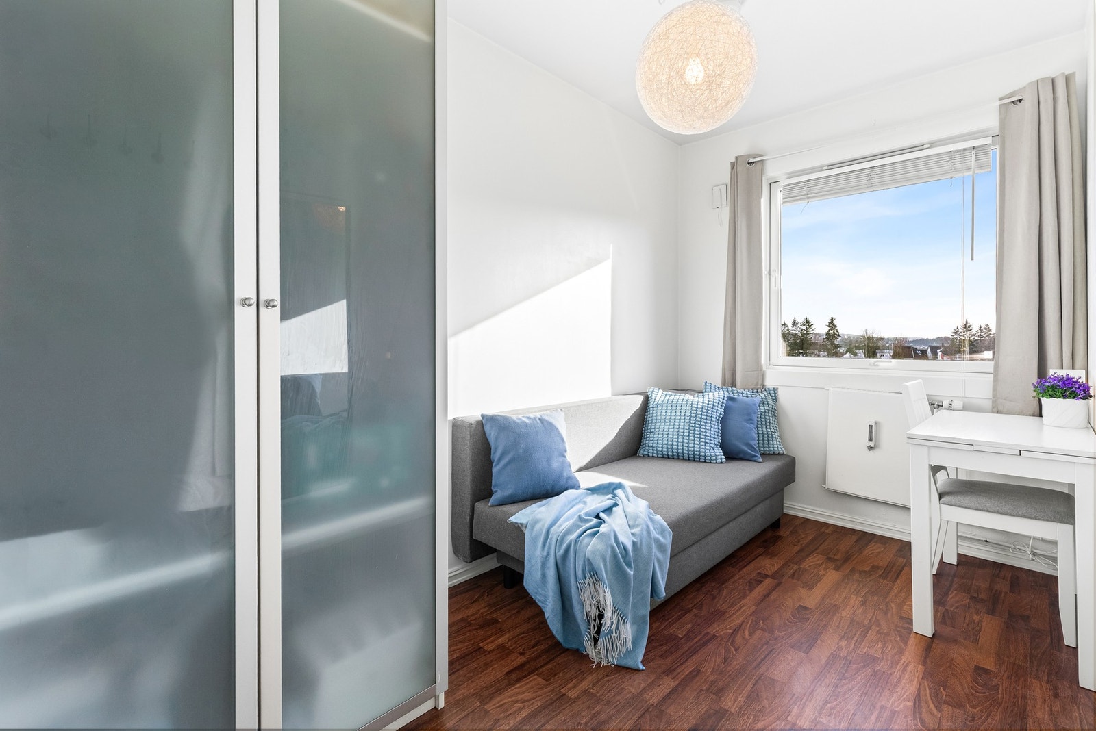 Boligen har tre gode soverom, perfekt for familien, bokollektivet eller til hjemmekontor Galleribilde