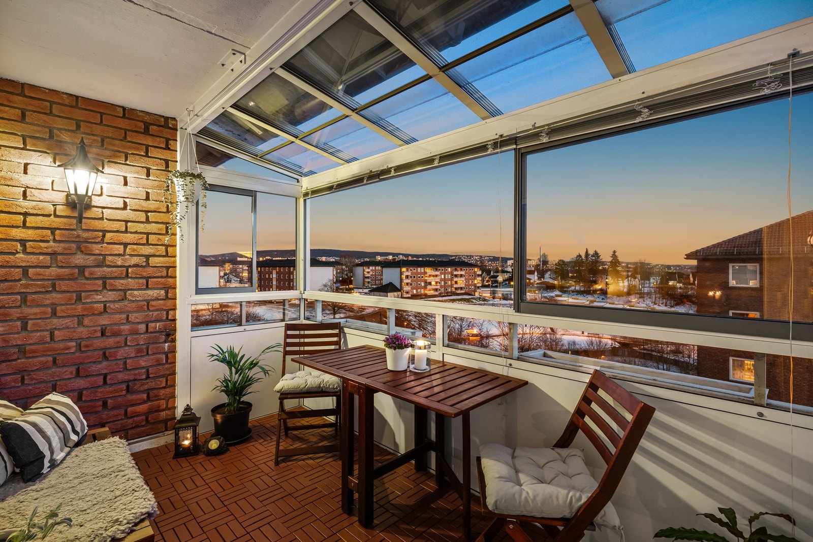 Daniel Bigom og Ida Visnes v/ PrivatMegleren Atrium har gleden av å ønske velkommen til Krokliveien 37 i trivelige Bjerkedalen borettslag Galleribilde