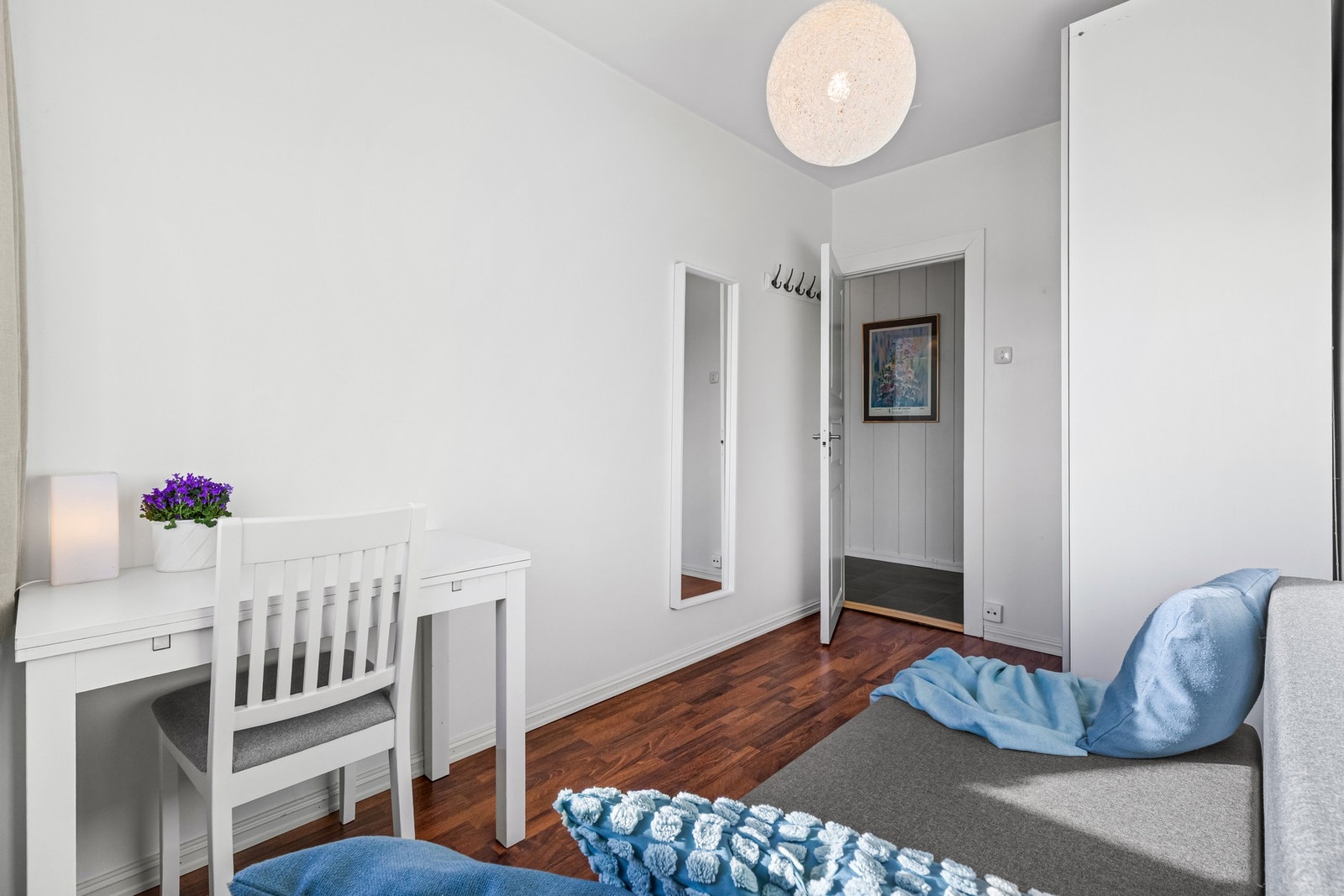 Soverom 1 og 2 har glatte, malte vegger kombinert med pent laminat på gulv Galleribilde