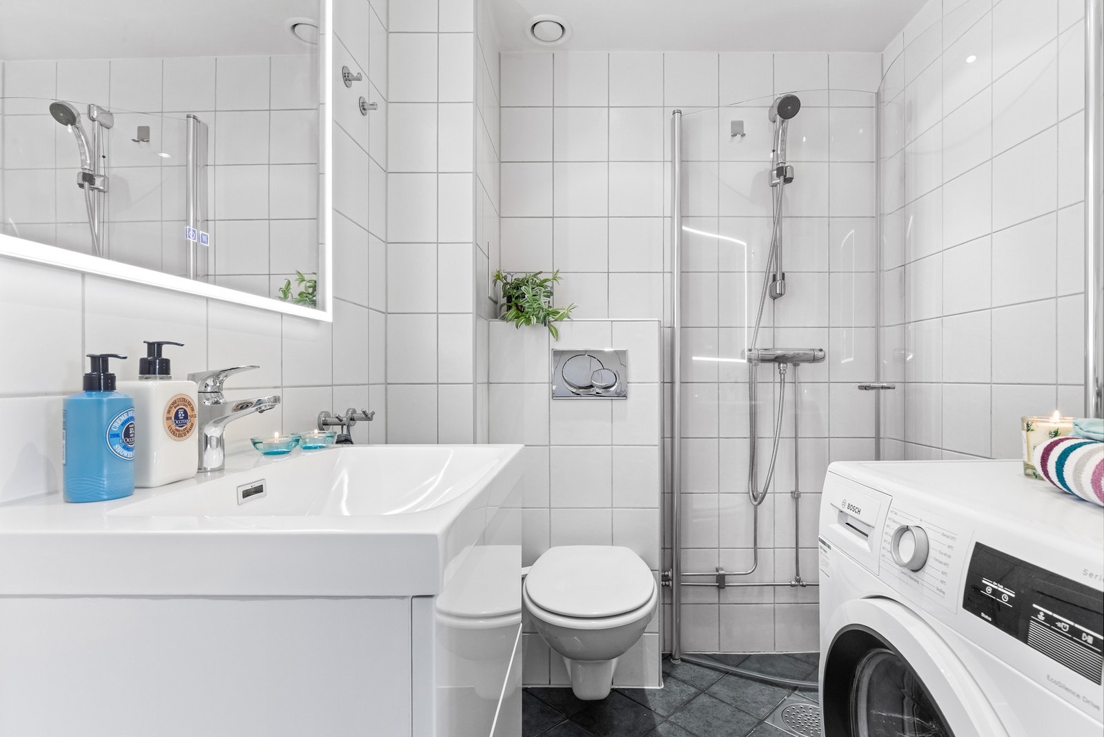 Baderommet har gulvvarme, downlights og opplegg for vaskemaskin (som medfølger) Galleribilde